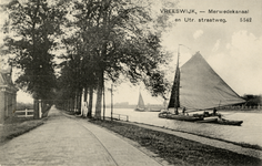 15070 Gezicht op de Utrechtsestraatweg te Vreeswijk, uit het zuiden, met op het Merwedekanaal een vrachtschip.N.B. De ...